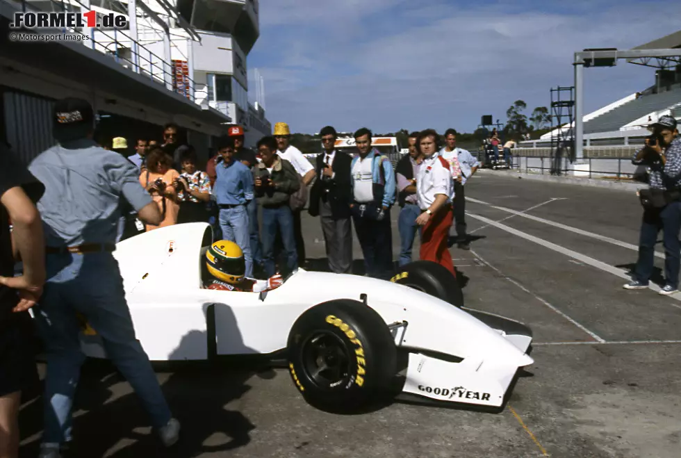 Foto zur News: ... stehen die Vorzeichen gut für eine offizielle Partnerschaft zwischen McLaren und Lamborghini, die es im September 1993 natürlich noch nicht gibt. Deshalb testen Senna und Häkkinen komplett in Weiß, ohne Sponsorenaufkleber.