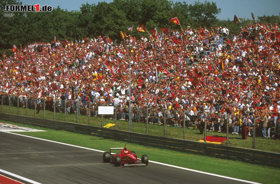 Foto zur News: Obwohl in Monza jedes Jahr über die geringen Abtriebs-Werte gesprochen wird, reicht der Downforce des Autos auch dort noch aus, um an der Decke entlang zu fahren - zumindest in der Theorie.