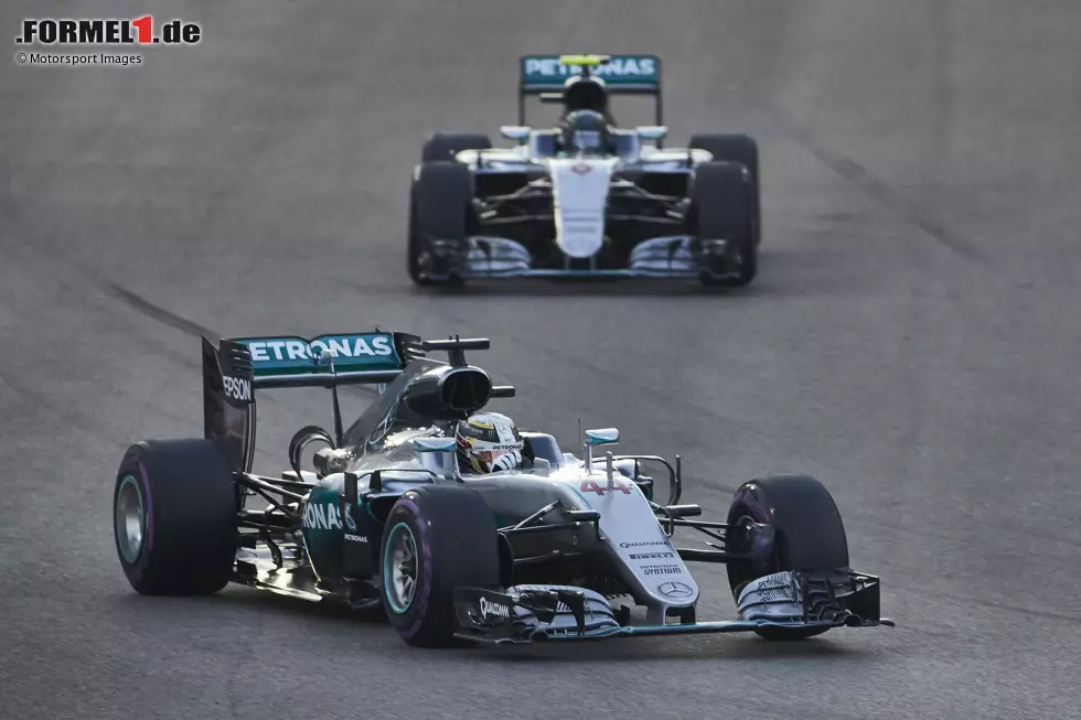 Foto zur News: ... bei Mercedes nicht gelingt: Nach den Titeln 2014 und 2015 verliert er 2016 gegen Nico Rosberg, erst 2017 setzt er seine Titelserie wieder fort, kann 2020 ebenfalls zum siebten Mal Weltmeister werden. In vielen anderen Statistiken ist Hamilton aber jetzt schon vorne.