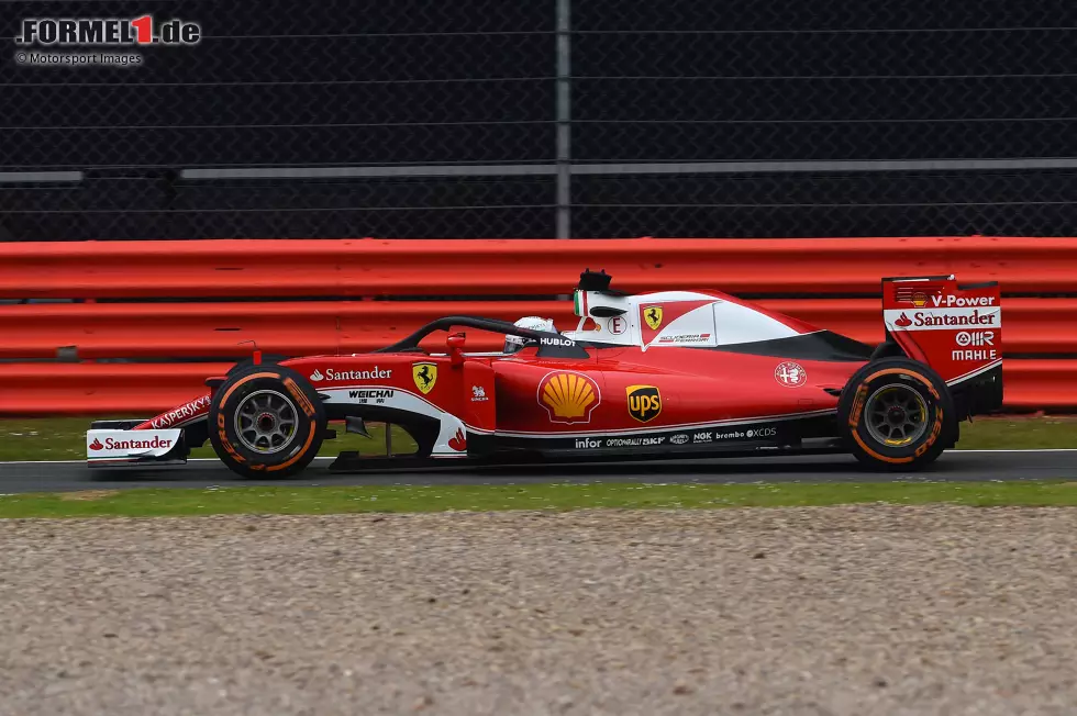 Foto zur News: 2016: Im Training zum britischen Grand Prix ist Sebastian Vettel probeweise mit dem Cockpitschutz Halo unterwegs, der in der Formel 1 ab 2018 zur Pflicht wird.