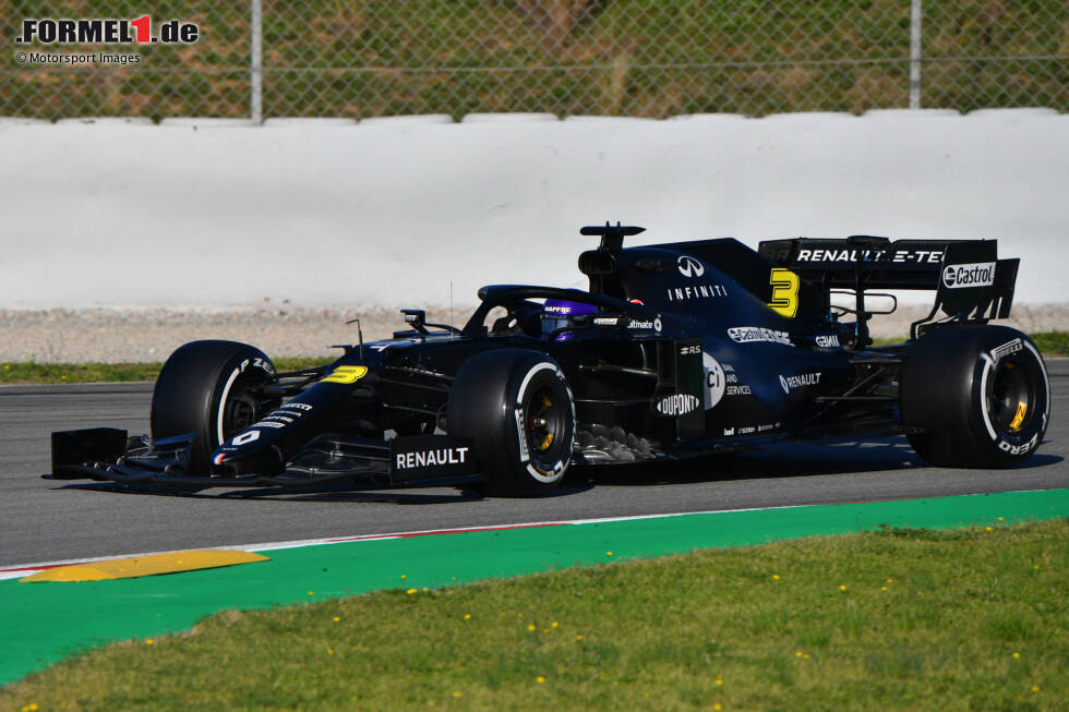 Foto zur News: 2020: Renault schickt sein Modell R.S.20 bei Testfahrten vor Saisonbeginn in komplett Schwarz auf die Strecke, nutzt im Rennbetrieb jedoch eine Kombination aus Gelb und Schwarz.