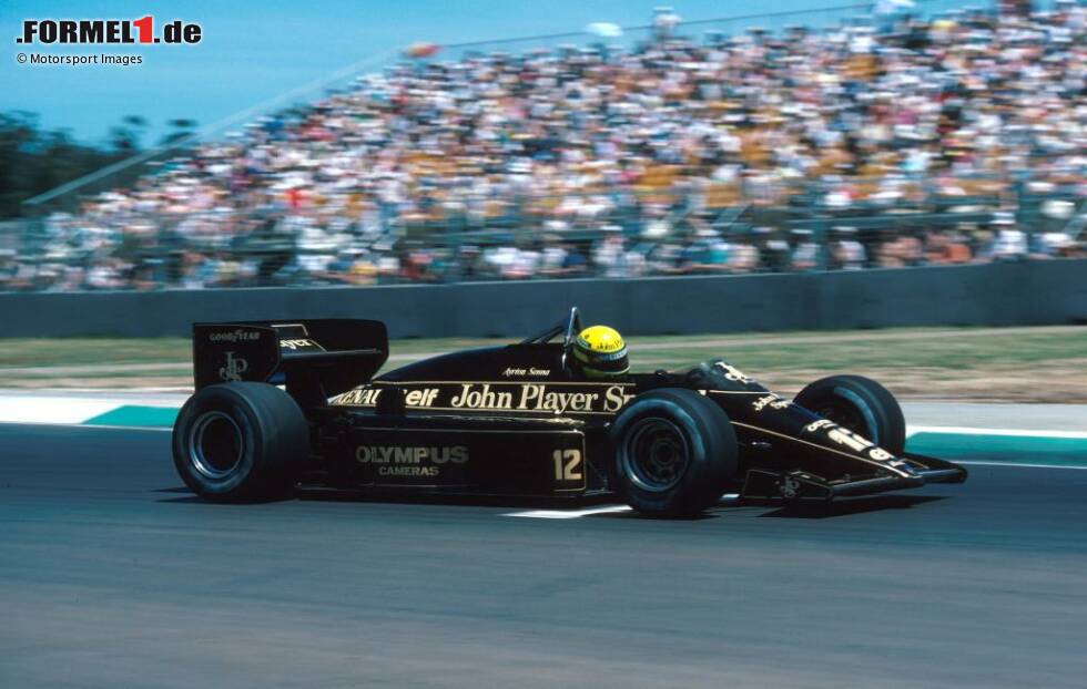 Foto zur News: 1985: Über viele Jahre fährt Lotus (das Original!) mit der schwarz-goldenen Farbgebung von Hauptsponsor John Player Special. Der Look wird zur Formel-1-Legende, auch mit dem späteren Weltmeister Ayrton Senna, der Lotus letzte Glanzzeiten in der Formel 1 beschert.