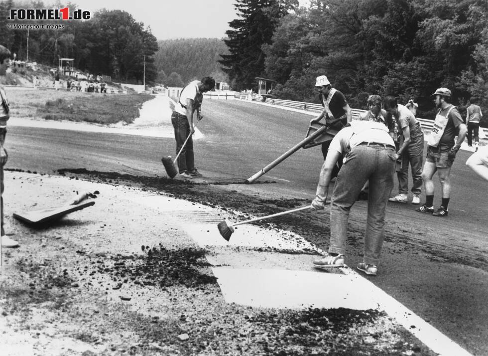 Foto zur News: Noch am Freitagabend werden Arbeiter auf die Strecke geschickt, um die Asphaltdecke zu reparieren, aber das Problem bleibt bestehen: Der Belag bricht immer weiter auf.