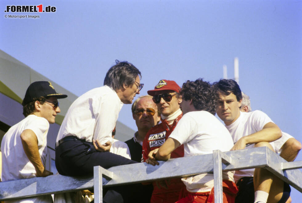 Foto zur News: Im Fahrerlager kommt es zu Diskussionen über das weitere Vorgehen. Mittendrin: Formel-1-Chef Bernie Ecclestone (hier unter anderem mit Ayrton Senna, Niki Lauda und Alain Prost), der auch als Teammanager von Brabham und als Promoter der Veranstaltung vor Ort ist.