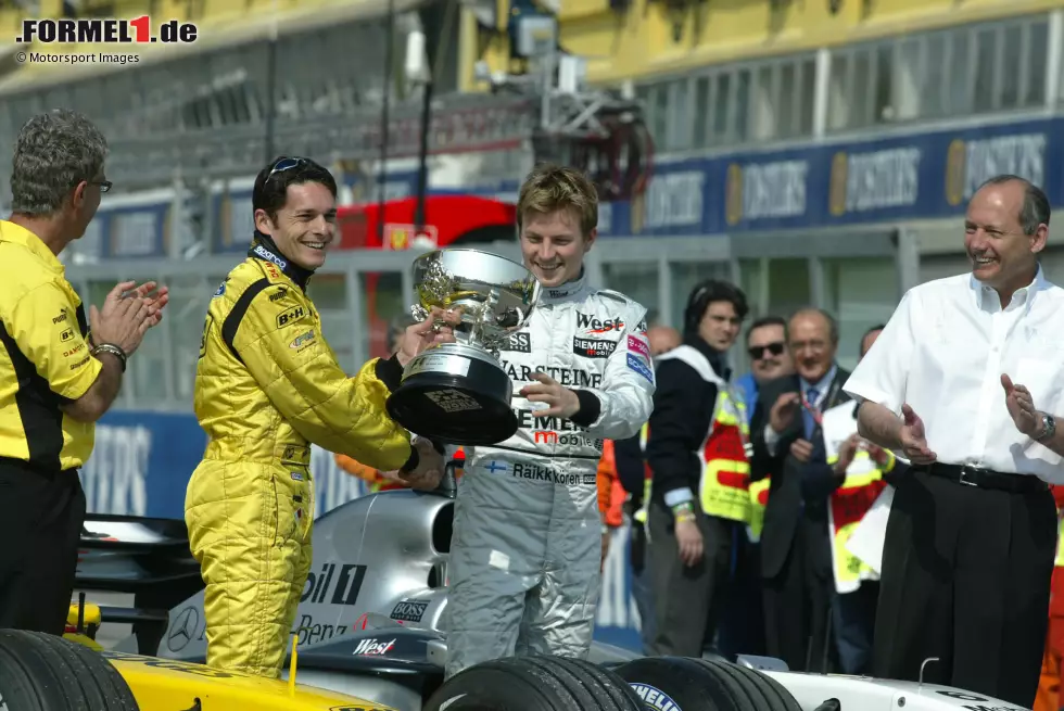 Foto zur News: ... wenige Tage später bekommt Jordan-Fahrer Giancarlo Fisichella den ganz großen Pokal doch. Es ist sein erster Formel-1-Sieg und der letzte für Jordan. Das Team wird wenige Jahre später verkauft und heißt heute: Racing Point!