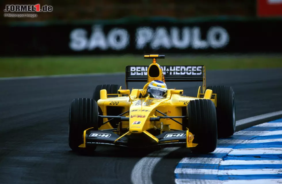 Foto zur News: 2003: Wer hat hier eigentlich gewonnen? Das ist am 6. April die meistgestellte Frage. Denn beim Abbruchrennen in Brasilien wird zunächst Kimi Räikkönen im McLaren als Sieger gewertet, aber ...