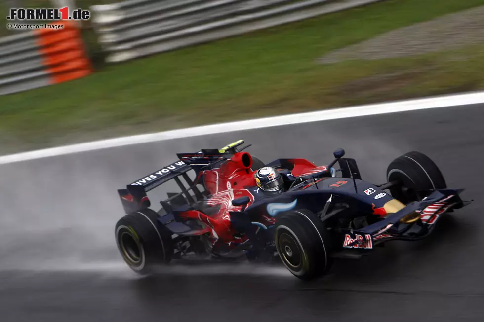 Foto zur News: 2008: Beim Italien-Grand-Prix in Monza geht Sebastian Vettel über Wasser. Im seinem italienischen Toro-Rosso-Ferrari STR03 erreicht er im Regen erst die Pole-Position und tags darauf auch den Sieg.