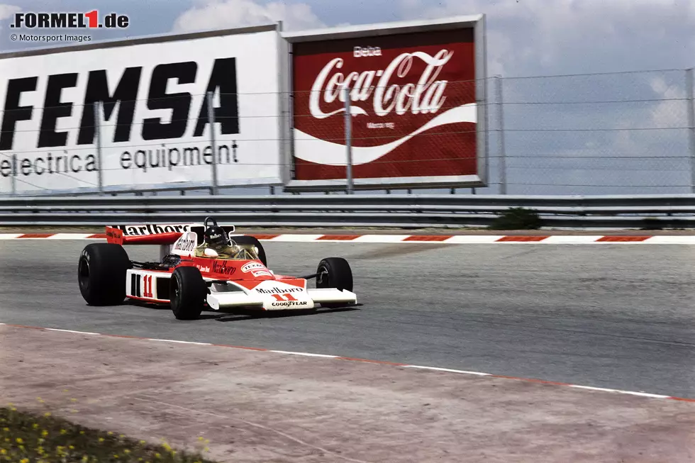 Foto zur News: Zum Spanien-Grand-Prix 1976, dem vierten Saisonrennen, griffen neue Regeln: McLaren teilte seine Airbox in zwei Öffnungen seitlich des Fahrerhelms auf, beide in L-Form gehalten.