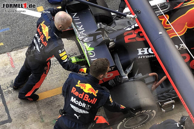 Foto zur News: Red Bull RB16: In diesem Bild ist zu sehen, dass ein bisschen Flow-Vis-Farbe vom Halo bis nach hinten auf den Heckflügel getropft ist.