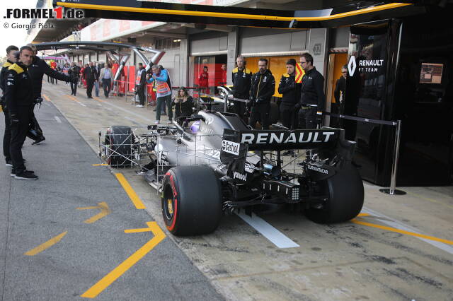 Foto zur News: Renault R.S.20: Renault hat seinen Rennwagen gleich mit diversen Sensoren ausgerüstet. Sowohl hinter den Vorderrädern als auch vor den Hinterrädern sind große Aufbauten zu erkennen, mit denen der Rennstall wichtige Strömungsdaten sammeln will.