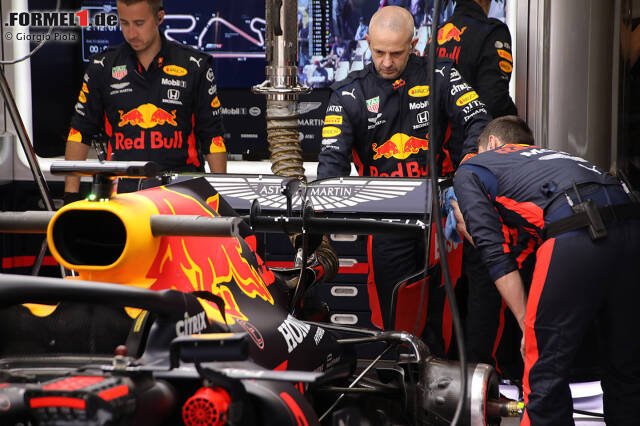 Foto zur News: Red Bull RB16: Auch die Verformung des Heckflügels wird gemessen, hier am Beispiel des RB16. Hochgeschwindigkeitskameras filmen von der Airbox nach hinten, als Referenzfläche halten erneut Zielflaggen-Aufkleber her.