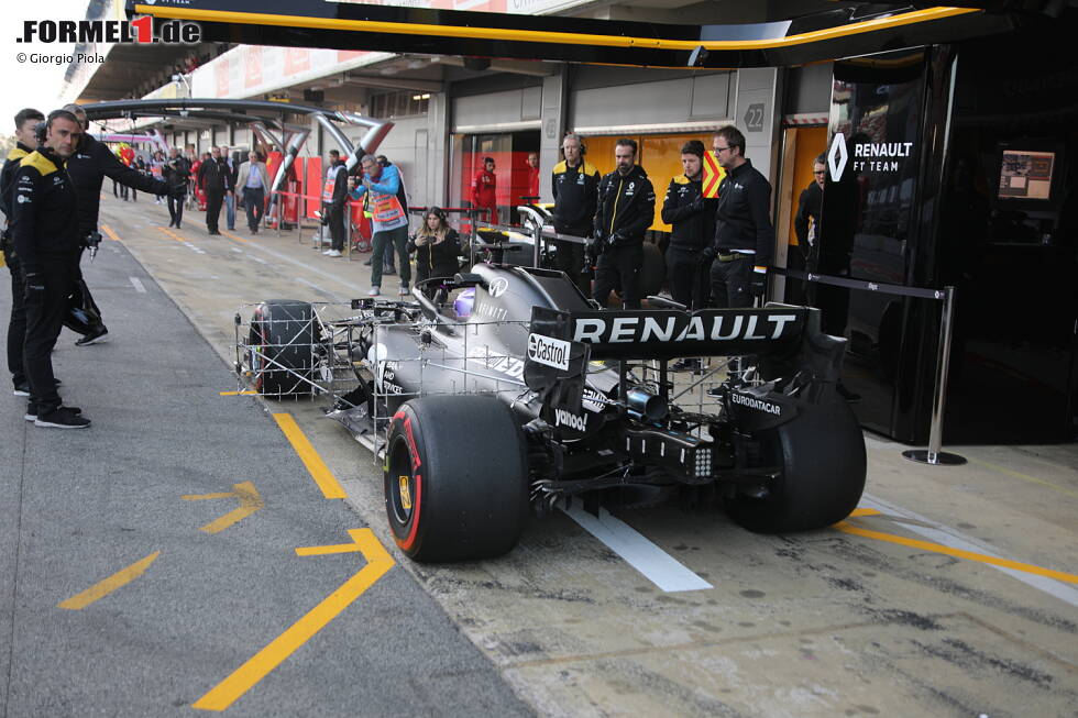 Foto zur News: Renault R.S.20: Renault hat seinen Rennwagen gleich mit diversen Sensoren ausgerüstet. Sowohl hinter den Vorderrädern als auch vor den Hinterrädern sind große Aufbauten zu erkennen, mit denen der Rennstall wichtige Strömungsdaten sammeln will.