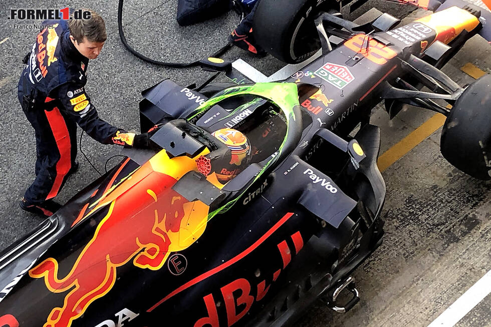 Foto zur News: Red Bull RB16: Aus der Vogelperspektive wird deutlich, wie Red Bull den Cockpitschutz Halo mittels sogenannter Flow-Vis-Farbe untersucht. Der Farbverlauf bildet den Strömungsverlauf der Luft über dem Schutzbügel nach und lässt so weitere Rückschlüsse auf die Gesamtaerodynamik zu.