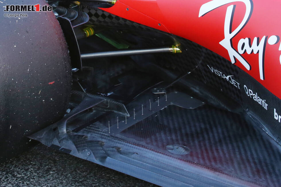 Foto zur News: Ferrari SF1000: Interessant am Ferrari-Unterboden ist das kleine Winglet unmittelbar vor dem Hinterrad. Mit solchen kleinen Luftleitblechen oder auch Schlitzen im Unterboden versuchen die Teams, die an den Hinterrädern entstehenden Luftverwirbelungen zu minimieren, damit der Diffusor bestmöglich angeströmt wird.