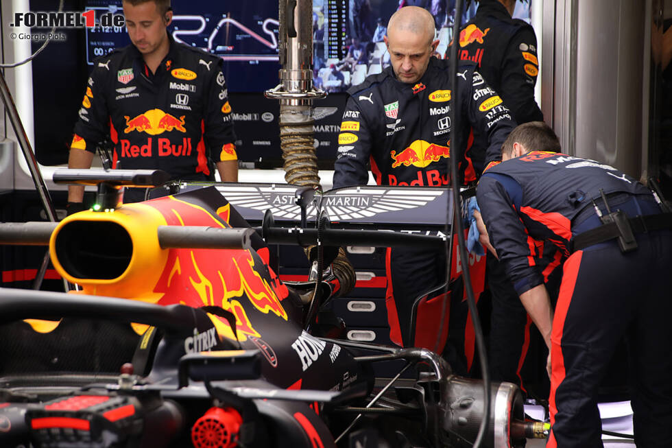 Foto zur News: Red Bull RB16: Auch die Verformung des Heckflügels wird gemessen, hier am Beispiel des RB16. Hochgeschwindigkeitskameras filmen von der Airbox nach hinten, als Referenzfläche halten erneut Zielflaggen-Aufkleber her.