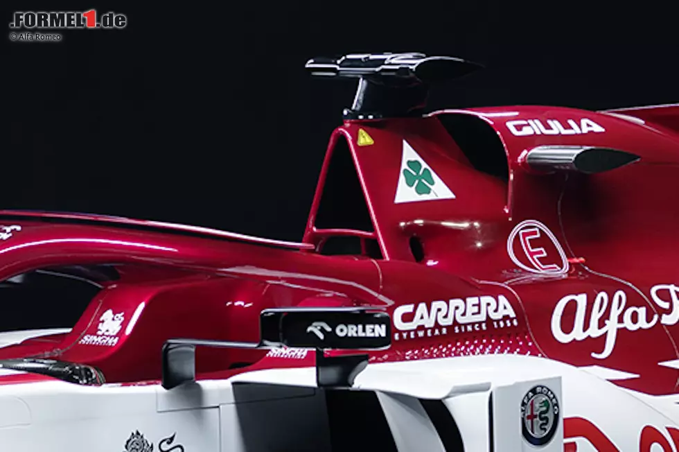 Foto zur News: Bei der Gestaltung der Airbox über dem Cockpit hat sich Alfa Romeo vom Ferrari-Design inspirieren lassen und nutzt nun eine Öffnung in Dreiecksform. Direkt im Anschluss ist allerdings befinden sich auf beiden Seiten des Fahrzeugs weitere große Öffnungen, wo Kühlluft eintreten soll, um die Temperaturen zu reduzieren.