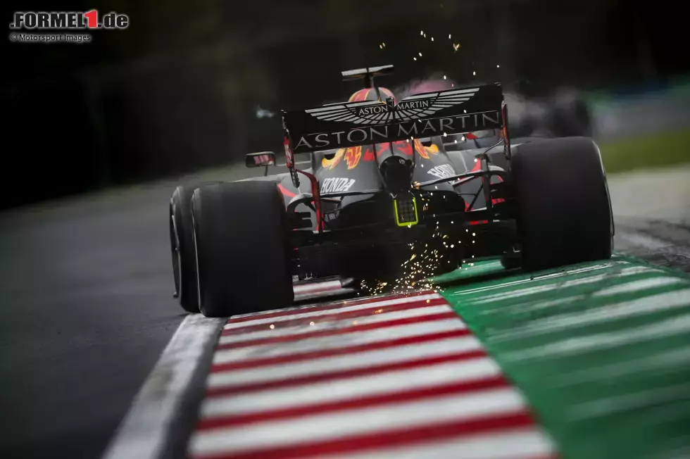 Foto zur News: All das soll die Verwirbelungen an der Hinterkante verändern und so nicht nur für mehr Abtrieb, sondern auch weniger Luftwiderstand sorgen. Im Rennen von Ungarn teilte man beide Fahrer zu Testzwecken auf: Verstappen benutzte den neuen Flügel, Albon den alten.