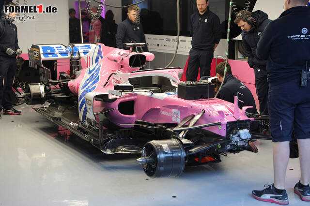 Foto zur News: Sind die Räder ab, ist der Blick frei auf aerodynamisch sensible Oberflächen wie die Windabweiser und Luftleitbleche am Racing Point RP20. Dessen äußere Ähnlichkeit zum Mercedes W10 aus dem vergangenen Jahr ist kein Zufall, sondern gewollt.