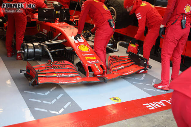 Foto zur News: An den Endplatten des Ferrari-Frontflügels sind diverse Messinstrumente angebracht. Auch zentral am Hauptprofil ist ein Sensor zu erkennen. Ferrari misst damit den Abstand des Frontflügels zum Boden und kann so überprüfen, wie sehr sich der Frontflügel während der Fahrt durchbiegt.