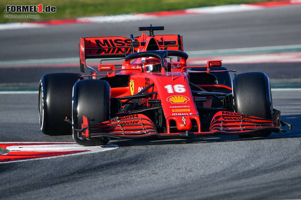 Foto zur News: Ferrari schickte den SF1000 in den ersten Tagen der Formel-1-Tests nicht nur mit Kameras am Frontflügel, sondern auch mit weiteren Aufnahmegeräten an der Airbox auf die Strecke. So wird das Geschehen auch aus der Cockpitperspektive dokumentiert.