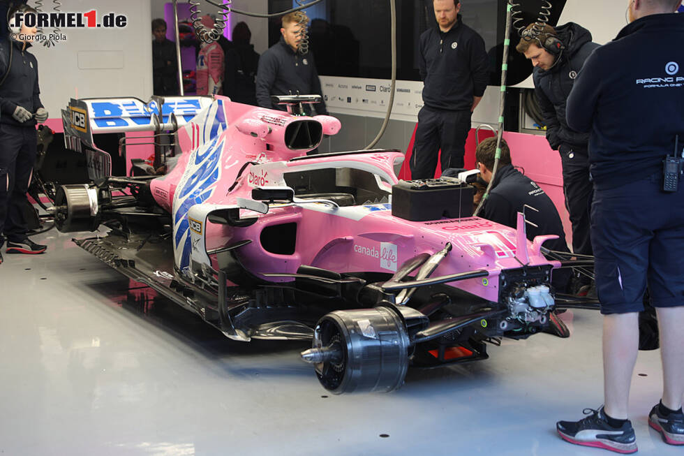 Foto zur News: Sind die Räder ab, ist der Blick frei auf aerodynamisch sensible Oberflächen wie die Windabweiser und Luftleitbleche am Racing Point RP20. Dessen äußere Ähnlichkeit zum Mercedes W10 aus dem vergangenen Jahr ist kein Zufall, sondern gewollt.