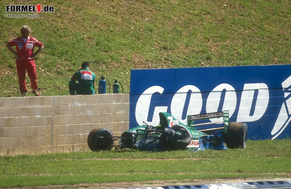 Foto zur News: Seine hohe Unfall- und Ausfallquote bringt de Cesaris zwar keinen Erfolg, dafür aber bis heute einige Rekorde: Meiste Formel-1-Starts ohne Sieg (208), meiste Ausfälle in Folge (18), meiste Ausfälle in einer Saison (15 von 16 Rennen) und meiste Ausfälle noch vor dem Start (11).