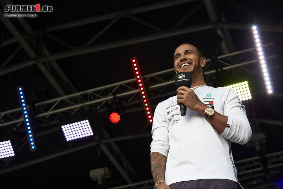 Foto zur News: ...einer persönlichen Botschaft an die britischen Fans gewendet: &quot;Bleibt zuhause!&quot; Denn auch die Rennen in Silverstone finden aufgrund der Coronakrise als &quot;Geisterrennen&quot; statt, also ohne Zuschauer vor Ort.