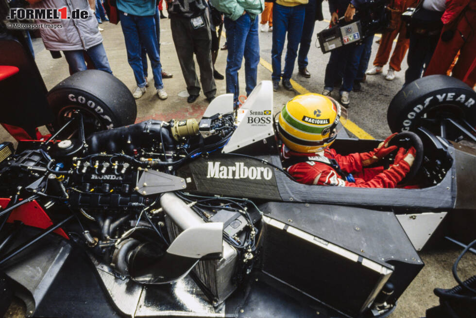 Foto zur News: 1988: Honda will mit Ayrton Senna Weltmeister werden, aber den Titel soll er unbedingt beim Honda-Heimrennen in Suzuka besiegeln. Deshalb, so vermuten manche, spinnt bei Senna in der Saison-Endphase mehrfach die Benzinanzeige im Cockpit und er verliert so viele Punkte, damit das Honda-Timing für Suzuka passt.