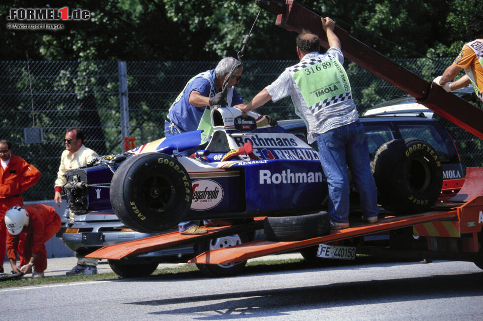 Foto zur News: 1994: Was hat den tödlichen Unfall von Ayrton Senna in Imola verursacht? Das können etliche Gerichtsverhandlungen und Studien über Jahre nicht final klären. Und wo sind die letzten Sekunden der Onboard-Kamera des Autos abgeblieben? Manche glauben: &quot;Verschollen&quot;, um die wahre Unfallursache zu verschleiern und das Williams-Team zu schützen.