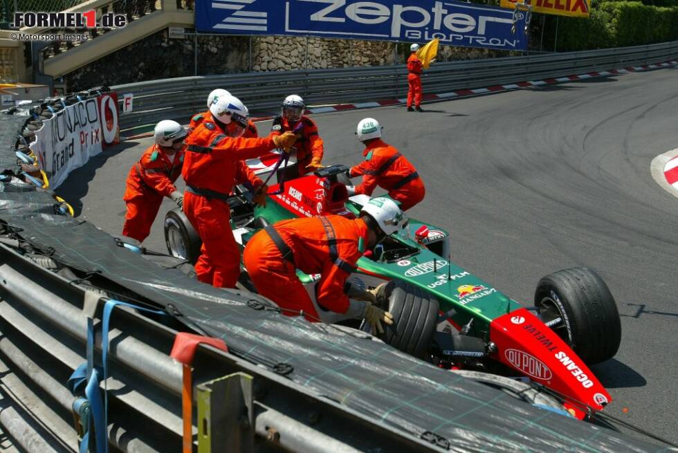 Foto zur News: 2004: Jaguar wirbt in Monaco für einen Blockbuster und setzt als besonderen Gag je einen 300.000-Dollar-Diamanten in die Nase der Fahrzeuge ein. Doch Christian Klien crasht im Rennen, seine Autonase wird zerstört. Jaguar darf erst mit Verspätung zur Unfallstelle. Und vom wertvollen Diamanten fehlt bis heute jede Spur ...