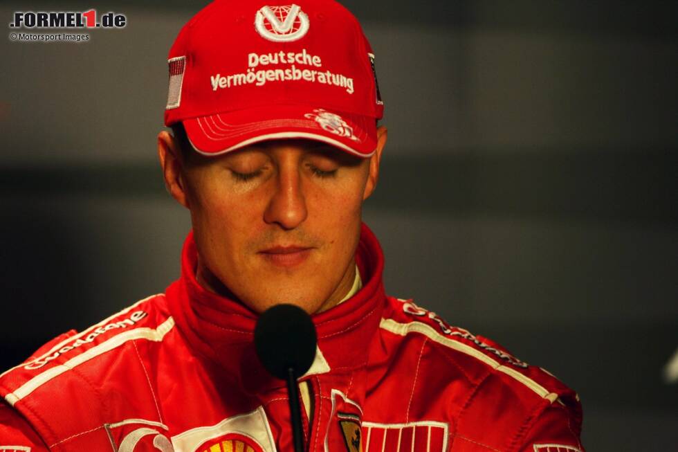 Foto zur News: 2006: Wie freiwillig ist der erste Formel-1-Rücktritt von Michael Schumacher in Monza wirklich? Ferrari hat bereits Kimi Räikkönen für 2007 geholt, der neben Schumacher hätte fahren sollen. Beendet &quot;Schumi&quot; seine Karriere zugunsten seines Freundes Felipe Massa, obwohl er eigentlich weitermachen will? 2010 kehrt er zurück ...