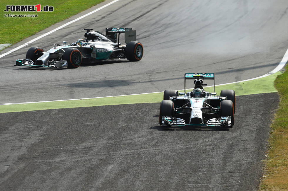 Foto zur News: 2014: Nico Rosberg unterläuft beim Italien-Grand-Prix in Monza ein Fahrfehler, er verliert die Führung im Rennen und den Sieg an Lewis Hamilton. Sofort wird vermutet: eine &quot;Revanche&quot; für die von Rosberg verursachte Teamkollegen-Kollision beim Grand Prix zuvor in Spa? Vielleicht von Mercedes angeordnet? Rosberg dementiert, Zweifel bleiben.