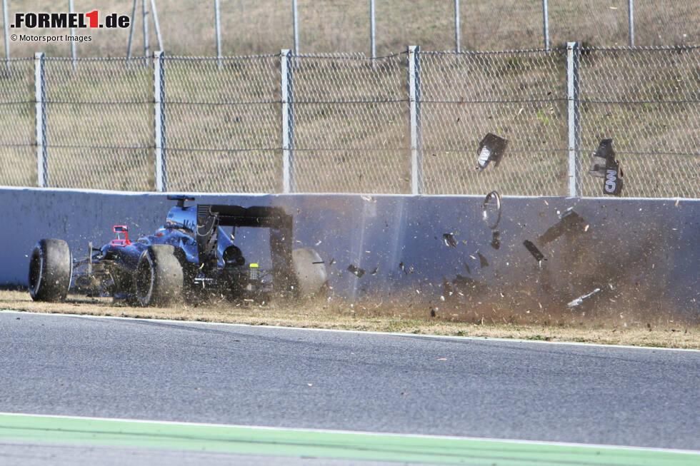 Foto zur News: 2015: Fernando Alonso verunfallt bei den Tests in Barcelona, kommt ins Krankenhaus. McLaren sagt, ein plötzlicher Windstoß sei schuld. Alonso selbst widerspricht später und meint, es habe einen Defekt gegeben. Wieder andere glauben an einen Stromschlag vor dem Abflug. Was es wirklich war? Bis heute nicht geklärt!