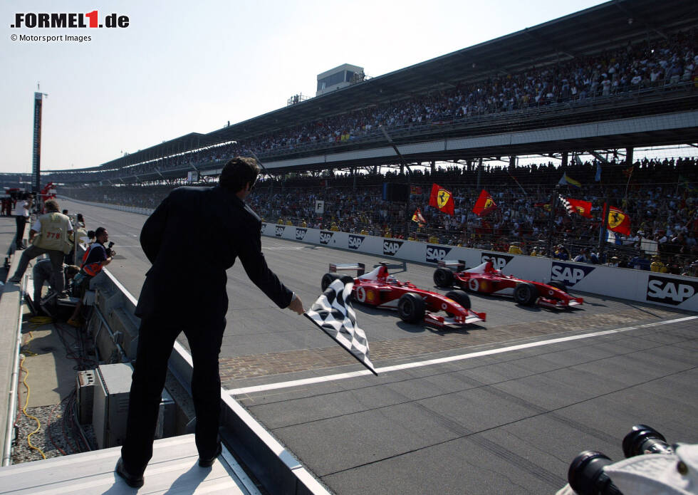 Foto zur News: 2002: Rubens Barrichello gewinnt das Fotofinish in Indianapolis gegen Michael Schumacher, der lange geführt hatte. Absicht von &quot;Schumi&quot;, um sich bei &quot;Rubinho&quot; für einen geschenkten Sieg zu revanchieren? Ein missglücktes PR-Foto? Oder einfach nur Zufall? Das weiß man einfach nicht!