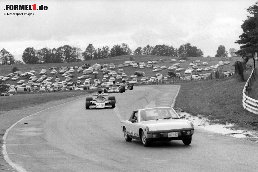 Foto zur News: 1973: Beim Kanada-Grand-Prix in Mosport geht erstmals ein Safety-Car auf die Strecke, erwischt aber nicht den Führenden. Großes Durcheinander, viele Fragezeichen, keine klaren Aussagen - bis heute ist der Sieg von Peter Revson umstritten. Und mindestens Emerson Fittipaldi und Howden Ganley fühlen sich ebenfalls als Sieger. Ein Rätsel!