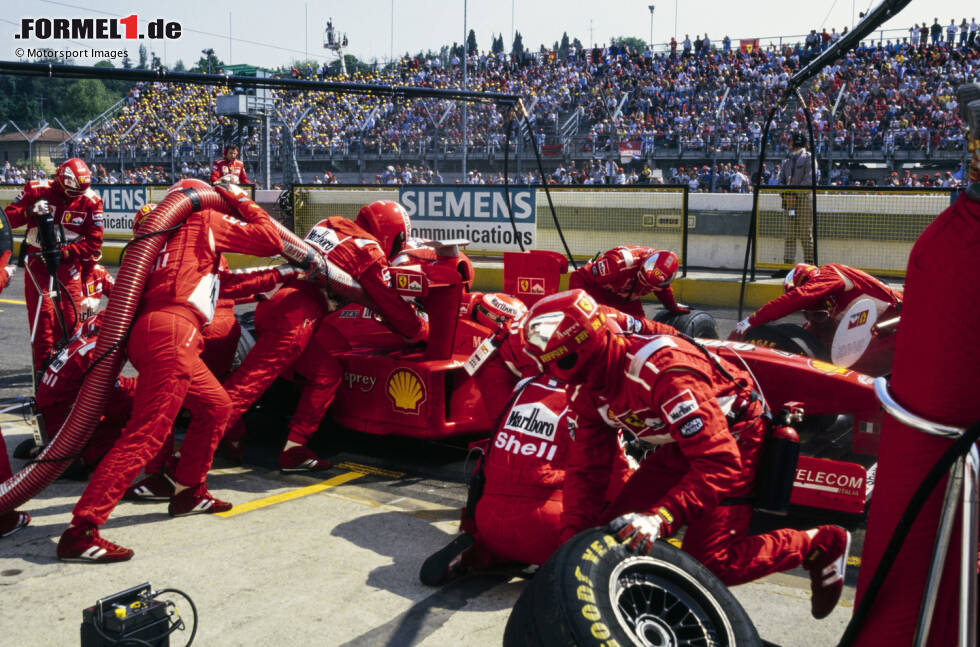 Foto zur News: Die Position der Flügel macht es den Mechanikern beim Boxenstopp aber schwierig und gilt daher als Sicherheitsrisiko. Die FIA verbietet sie auch deswegen.