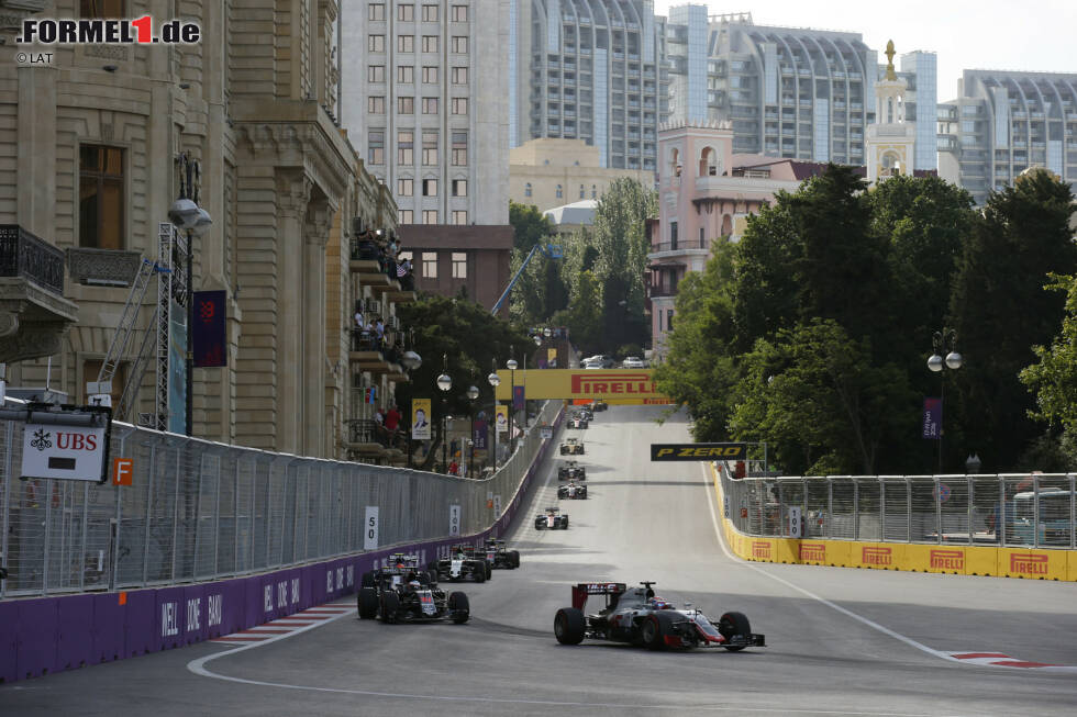 Foto zur News: 2016: 2 Rennen rein, 0 Rennen raus - Mit 21 Rennen wartet der bis dato längste Formel-1-Kalender auf Fahrer und Teams. Weil Hockenheim seinen Platz wieder einnimmt und mit Baku ein völlig neues Rennen kommt, gibt es zwei Grands Prix mehr als im Vorjahr.