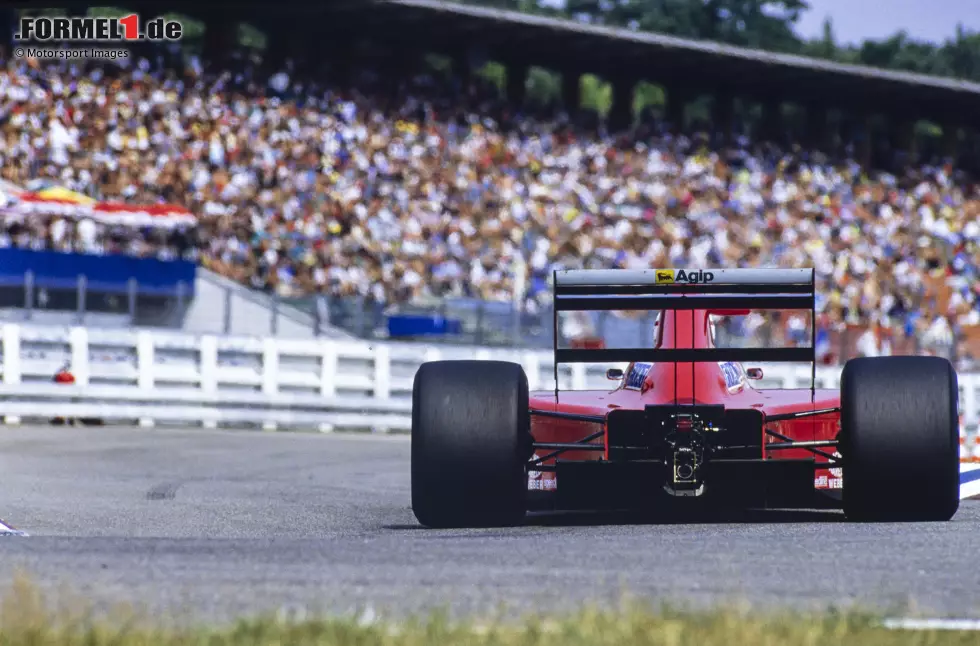 Foto zur News: ... sind die Auslässe für Kühlluft ebenfalls im Heck eingebaut, nicht auf der Oberseite des Fahrzeugs wie bei der Konkurrenz in der Saison 1989.