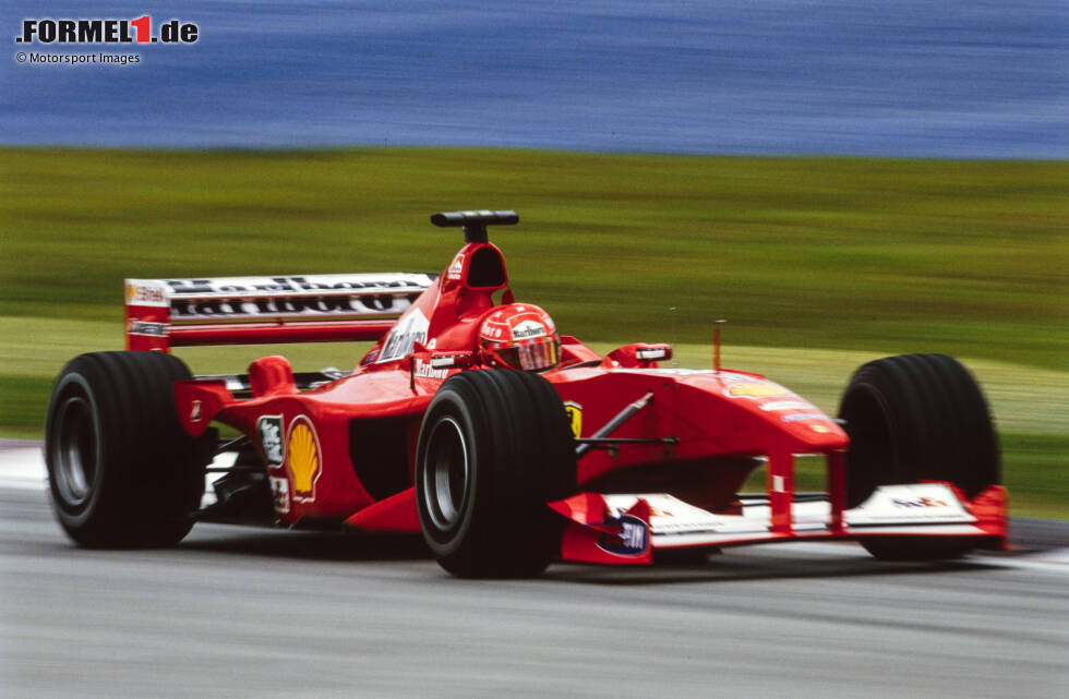 Foto zur News: 2000: Im roten F1-2000 und mit weißen Flügeln erzielt Michael Schumacher seinen ersten WM-Titel auf Ferrari. Das klassische Ferrari-Design der frühen 2000er-Jahre.
