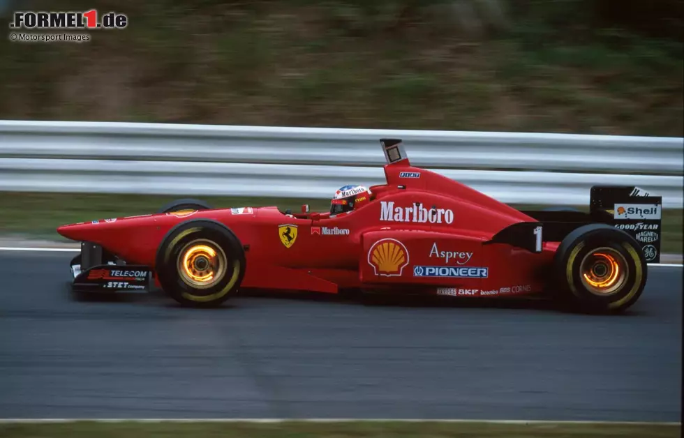 Foto zur News: 1996: Viel dunkles Rot und schwarze Flügel kennzeichnen den Ferrari-Einstieg von Michael Schumacher mit dem Modell F310.