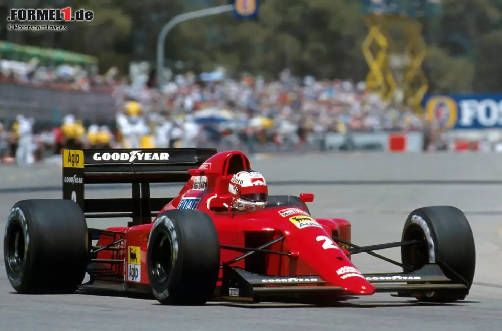 Foto zur News: 1990: Die schwarzen Flügel hat Ferrari schon zuvor verwendet, aber zu Beginn der 1990er-Jahre am 641-Fahrzeug noch ein helleres Rot.