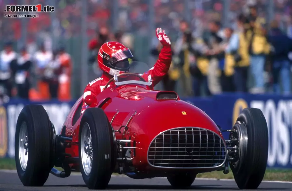 Foto zur News: 1951: Farbaufnahmen existieren noch nicht, als Ferrari erstmals siegt in der Formel 1. 50 Jahre später zeigt Michael Schumacher bei Demofahrten den Ferrari 375 von damals, im klassischen Ferrari-Rot.