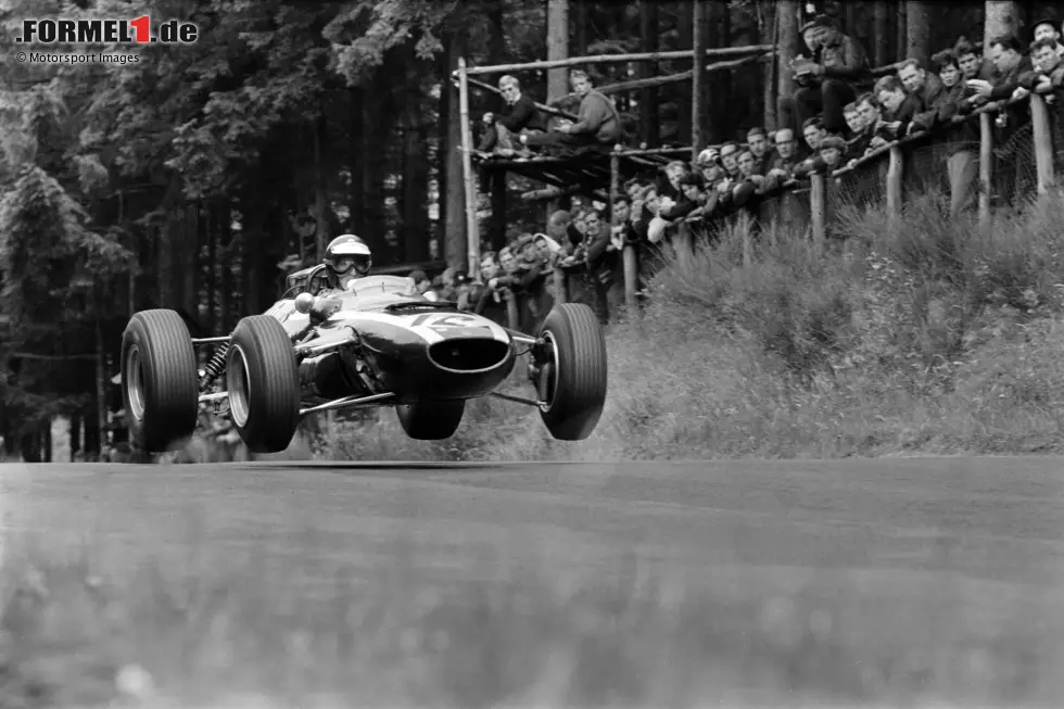 Foto zur News: Nürburgring-Nordschleife 1965: Jochen Rindt im Cooper rauscht über eine der vielen Sprungkuppen und alle vier Räder verlieren die Bodenhaftung, genau wie ...