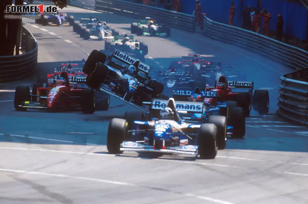 Foto zur News: Monte Carlo 1995: Beim Start knirscht es gleich mehrfach, und das erste Opfer ist Williams-Fahrer David Coulthard, dessen Auto aufsteigt, aber ...