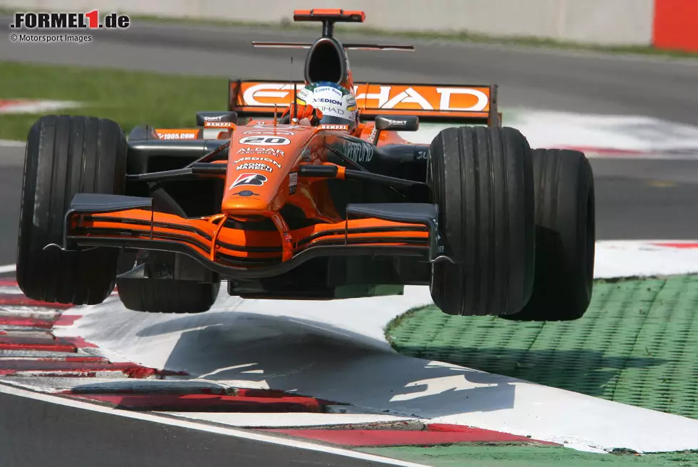 Foto zur News: Montreal 2008: Adrian Sutil erwischt die Randsteine in der letzten Schikane vor Start und Ziel etwas zu hart und hebt mit allen vier Rädern ab.