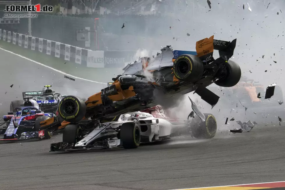 Foto zur News: Spa-Francorchamps 2018: Fernando Alonso im McLaren fliegt über den Sauber von Charles Leclerc hinweg. Der Cockpitschutz Halo hat eine Bewährungsprobe und verhindert eine Verletzung der Fahrer.