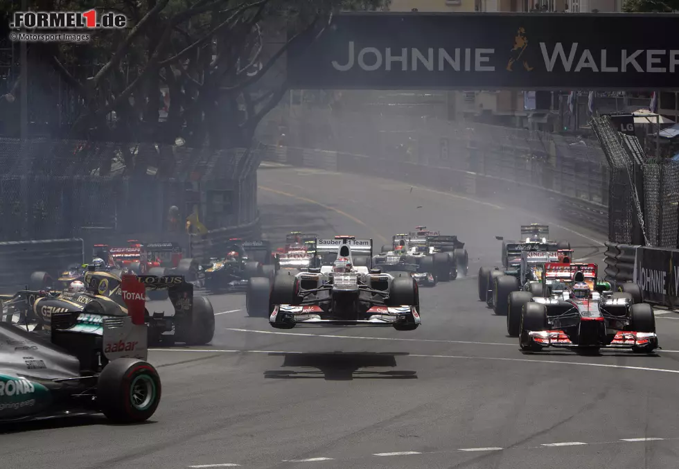 Foto zur News: Monte Carlo 2012: Nach einer Berührung steht der Sauber von Kamui Kobayashi kurz nach dem Start scheinbar in der Luft. Die kuriosen Bilder der Szene ziehen ihre Kreise in den sozialen Netzwerken!