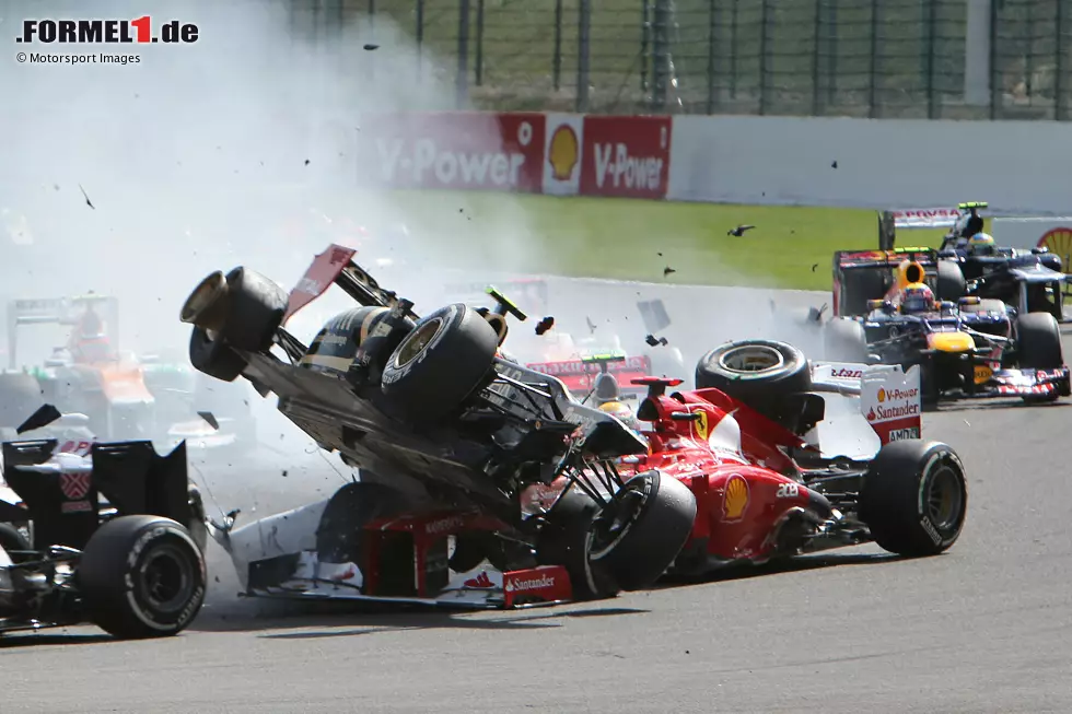 Foto zur News: Spa-Francorchamps 2012: Romain Grosjean löst im Lotus einen Startcrash aus und fliegt selbst über Fernando Alonso im Ferrari hinweg. Nach diversen Zwischenfällen von und mit Grosjean zieht die FIA die Reißleine: Er wird für ein Rennen gesperrt!