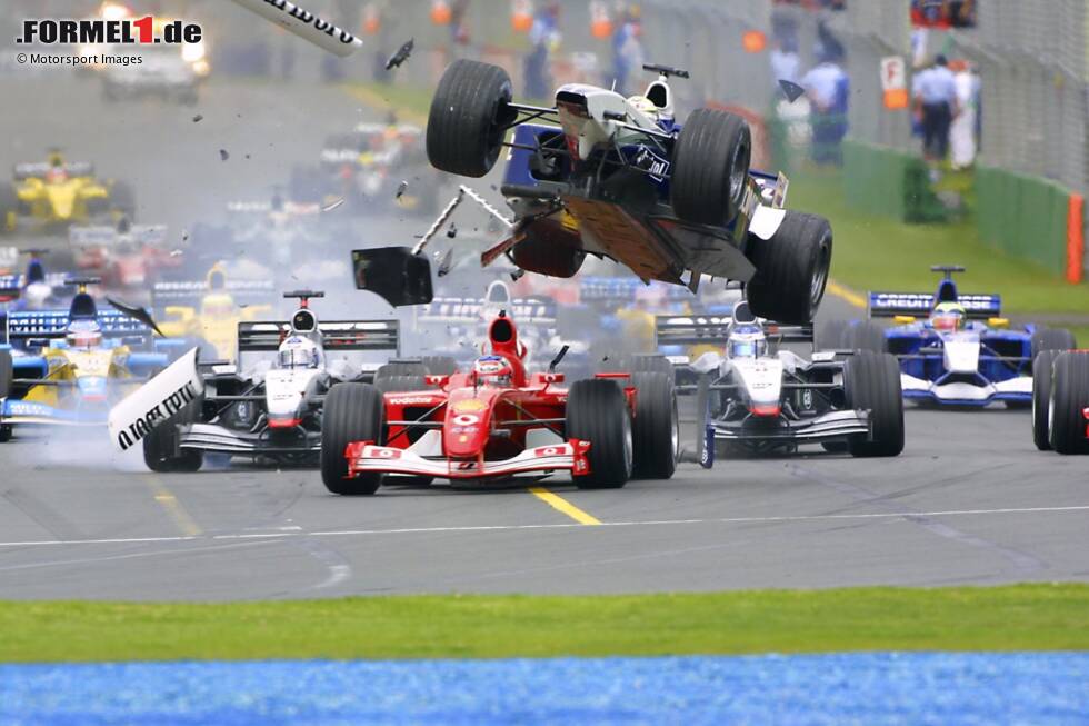 Foto zur News: Melbourne 2002: Ferrari-Fahrer Rubens Barrichello kollidiert gleich nach dem Start mit Ralf Schumacher, dessen Williams aufsteigt und meterweit hinein in die Auslaufzone fliegt. Beide Fahrer werden nicht verletzt.