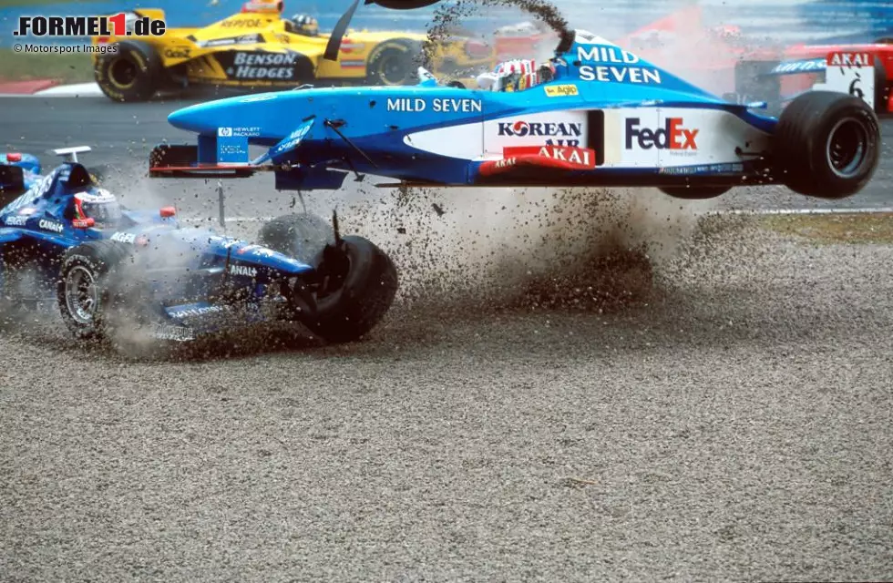 Foto zur News: Montreal 1998: Nach einem Startcrash fliegt Alexander Wurz im Benetton durch die Luft. Beim Neustart des Rennens sitzt er im Ersatzauto und wird Vierter!